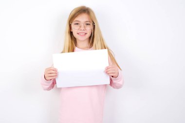 Beyaz arka planda pembe süveter giyen mutlu beyaz beyaz kız. Boş Kağıt Tahta İlan Bülteni Metni Duruşu. Sonbahar Reklam Afişi.