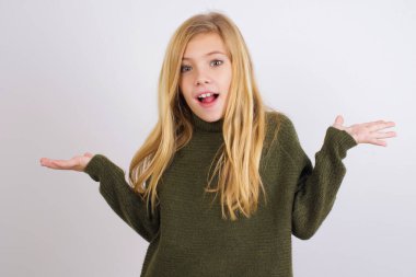 Beyaz arka planda yeşil örülü süveter giyen beyaz bir kız çılgın kutlamalar yapıyor ve kollarını kaldırıp heyecanla haykırarak başarıyı kutluyor. Kazanan konsept