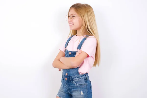 Bella Caucasico Bambina Indossando Jeans Denim Generale Sfondo Bianco Croce — Foto Stock