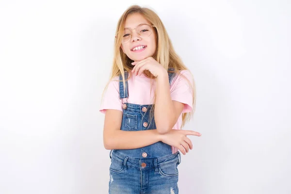 Optimista Hermosa Niña Caucásica Con Vaqueros General Sobre Fondo Blanco — Foto de Stock