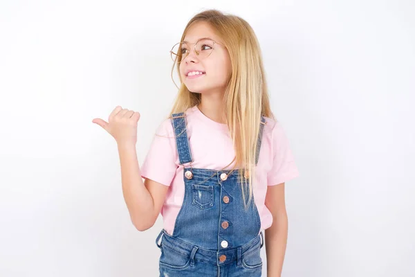 Charmante Schöne Kaukasische Kleines Mädchen Trägt Jeans Overall Über Weißem — Stockfoto