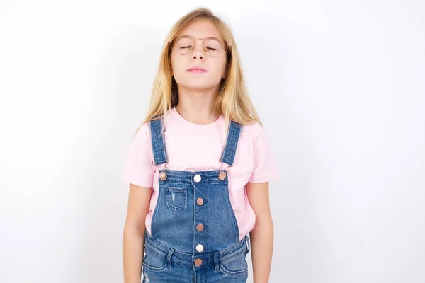 Schöne Kaukasische Kleines Mädchen Trägt Jeans Overall Über Weißem Hintergrund — Stockfoto