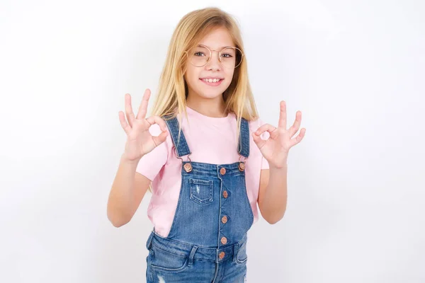 Hermosa Niña Caucásica Con Vaqueros General Sobre Fondo Blanco Que — Foto de Stock