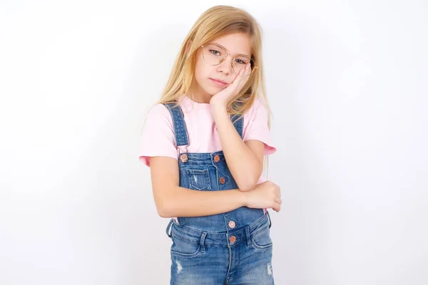 Mycket Uttråkad Vacker Kaukasisk Liten Flicka Bär Jeans Övergripande Över — Stockfoto
