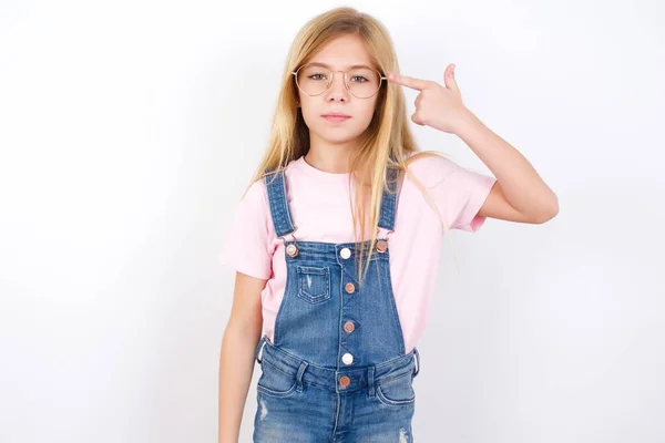 Malheureux Belle Petite Fille Caucasienne Portant Des Jeans Denim Dans — Photo