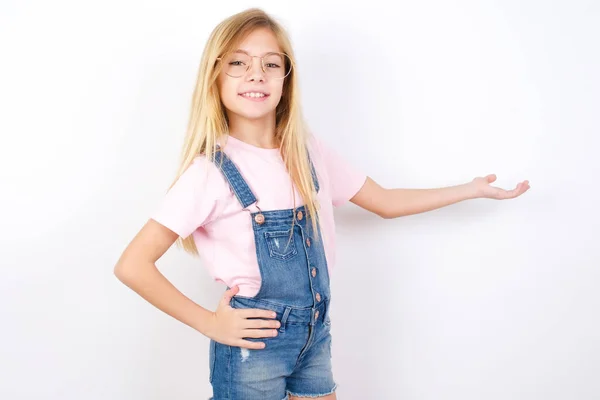 Schöne Kaukasische Mädchen Trägt Jeans Overall Über Weißem Hintergrund Glücklich — Stockfoto