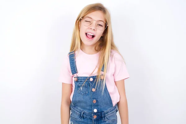 Bella Caucasica Bambina Indossa Jeans Denim Generale Sfondo Bianco Ammiccando — Foto Stock