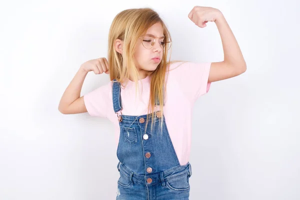 Hermosa Niña Caucásica Con Vaqueros General Sobre Fondo Blanco Mostrando — Foto de Stock