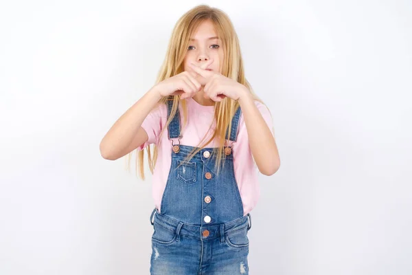 Schöne Kaukasische Kleines Mädchen Trägt Jeans Overall Über Weißem Hintergrund — Stockfoto