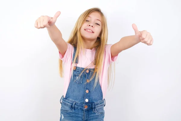 전반적으로 청바지를 아름다운 코카서스 소녀는 손으로 긍정적 행동을 승인한다 승자의 — 스톡 사진