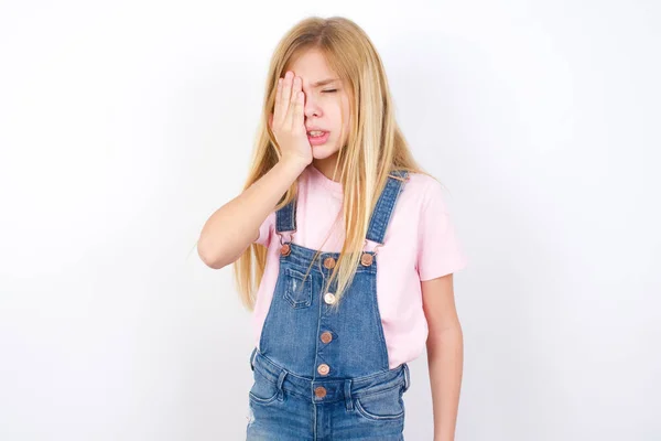 Hermosa Niña Caucásica Con Vaqueros General Sobre Fondo Blanco Bostezo —  Fotos de Stock