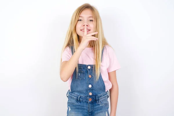Bella Bambina Caucasica Indossa Jeans Denim Generale Sfondo Bianco Gesto — Foto Stock