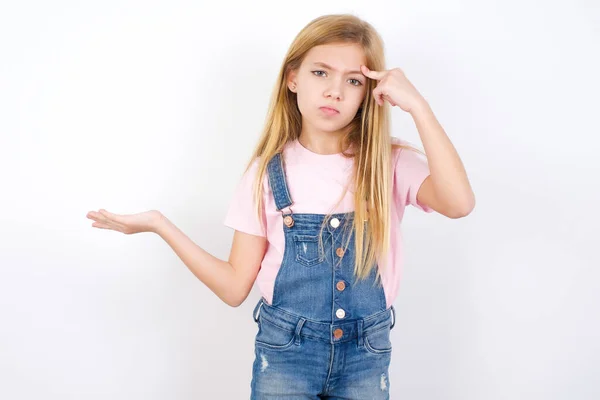 Bella Bambina Caucasica Indossa Jeans Denim Generale Sfondo Bianco Confuso — Foto Stock