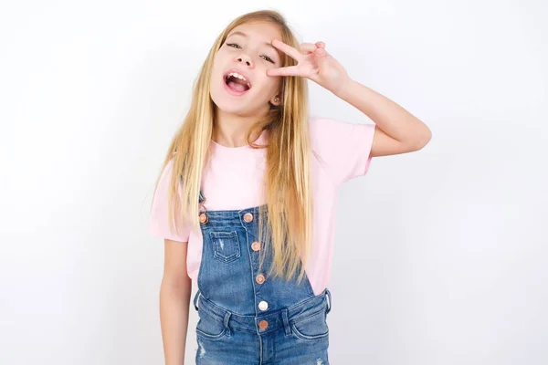 Schöne Kaukasische Kleines Mädchen Trägt Jeans Overall Über Weißem Hintergrund — Stockfoto