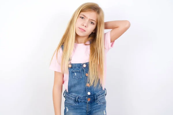 Bella Bambina Caucasica Indossa Jeans Denim Generale Sfondo Bianco Essendo — Foto Stock