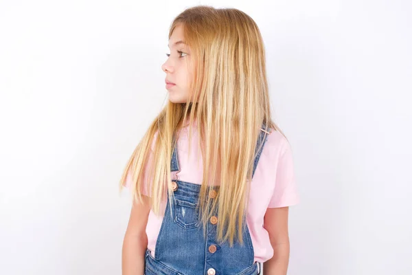 Nahaufnahme Seitenprofil Foto Schöne Kaukasische Kleines Mädchen Trägt Jeans Overall — Stockfoto