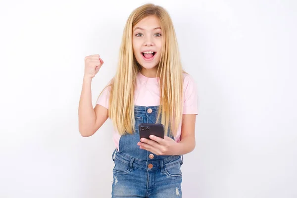 Retrato Una Hermosa Niña Caucásica Usando Jeans General Sobre Fondo — Foto de Stock