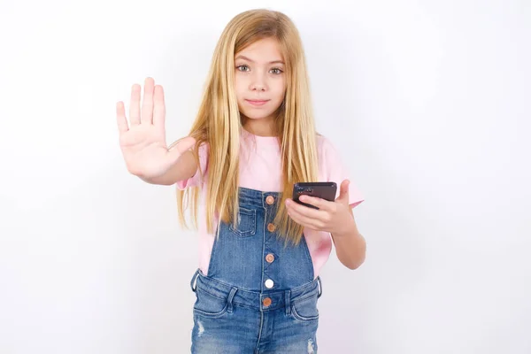 Hermosa Niña Caucásica Con Vaqueros General Sobre Fondo Blanco Usando — Foto de Stock