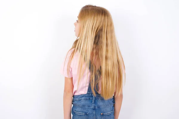 Vista Laterale Posteriore Una Bella Bambina Caucasica Che Indossa Jeans — Foto Stock