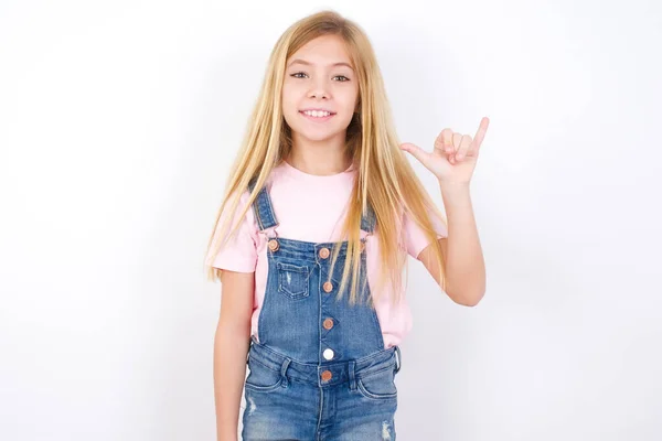 Bella Caucasica Bambina Indossa Jeans Denim Generale Sfondo Bianco Mostrando — Foto Stock