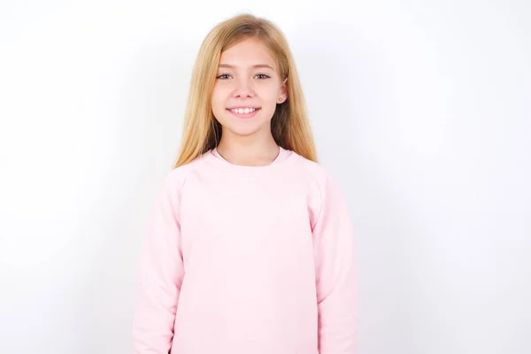 Mooi Kaukasisch Klein Meisje Dragen Roze Trui Tegen Witte Achtergrond — Stockfoto