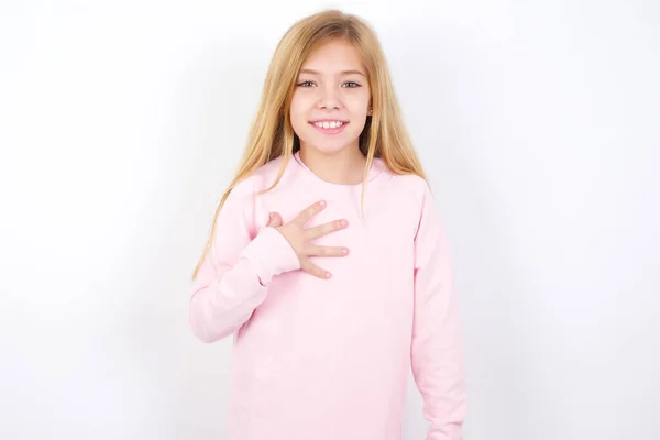 Όμορφο Καυκάσιο Κοριτσάκι Φορώντας Ροζ Πουλόβερ Λευκό Φόντο Χαμόγελα Δόντια — Φωτογραφία Αρχείου