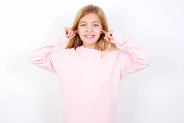Feliz Hermosa Niña Caucásica Con Suéter Rosa Sobre Fondo Blanco —  Fotos de Stock