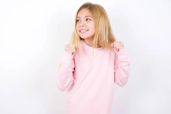 Όμορφο Καυκάσιο Κοριτσάκι Φορώντας Ροζ Πουλόβερ Λευκό Φόντο Σφίγγει Γροθιές — Φωτογραφία Αρχείου
