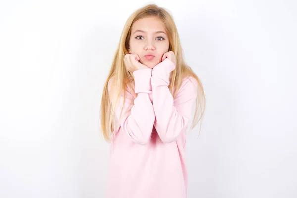 Красивая Кавказская Девочка Розовом Свитере Белом Фоне Удивленным Выражением Лица — стоковое фото