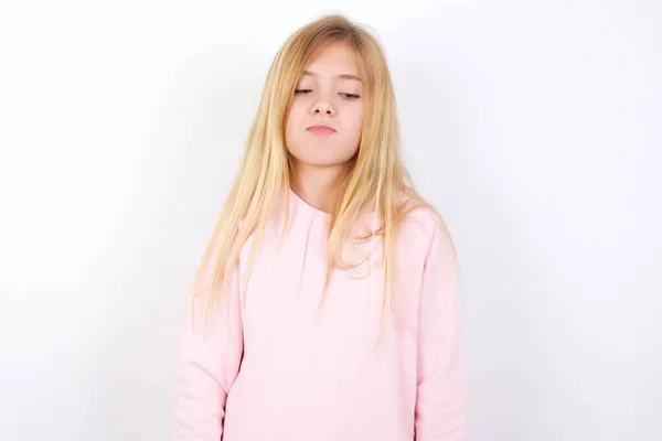 Divertido Hermosa Niña Caucásica Usando Suéter Rosa Contra Fondo Blanco —  Fotos de Stock