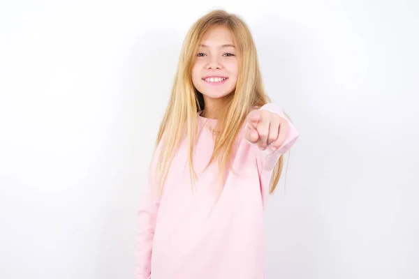 Возбужденная Позитивная Красивая Белая Маленькая Девочка Розовом Свитере Белом Фоне — стоковое фото
