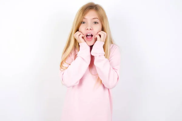 Muchacha Caucásica Hermosa Sin Habla Que Usa Suéter Rosa Contra —  Fotos de Stock