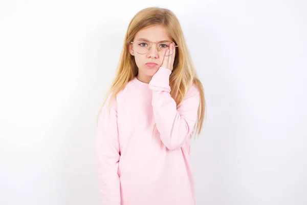 Λυπηρό Μοναχικό Όμορφο Καυκάσιο Κοριτσάκι Που Φοράει Ροζ Πουλόβερ Λευκό — Φωτογραφία Αρχείου