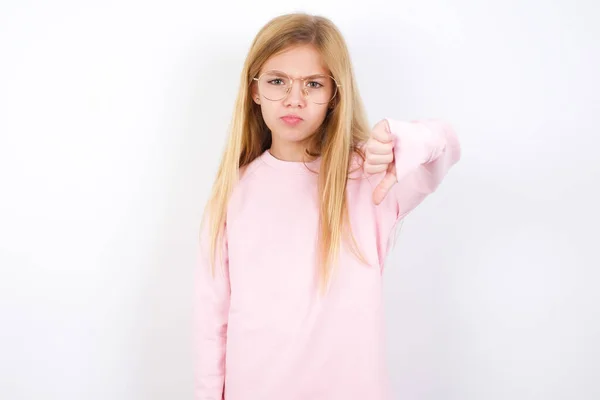 Wunderschönes Kaukasisches Kleines Mädchen Das Einen Rosafarbenen Pullover Vor Weißem — Stockfoto