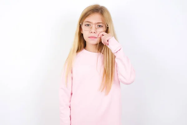 Enttäuscht Wischt Sich Das Schöne Kaukasische Mädchen Rosafarbenen Pullover Vor — Stockfoto