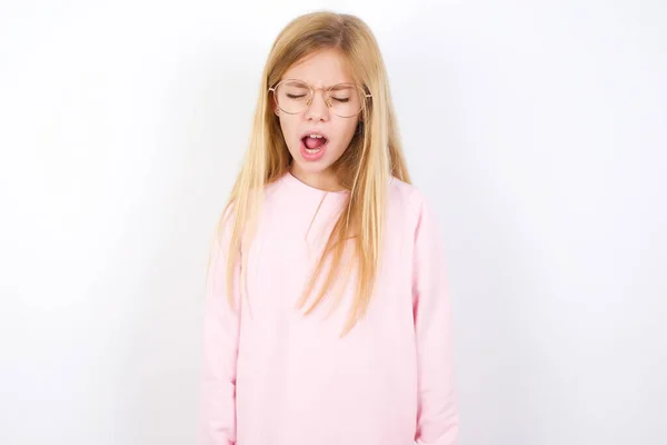 Bella Caucasica Bambina Indossa Maglione Rosa Contro Sbadigli Sfondo Bianco — Foto Stock