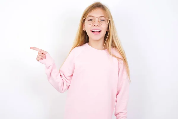 Hermosa Niña Caucásica Vistiendo Suéter Rosa Contra Fondo Blanco Ríe —  Fotos de Stock