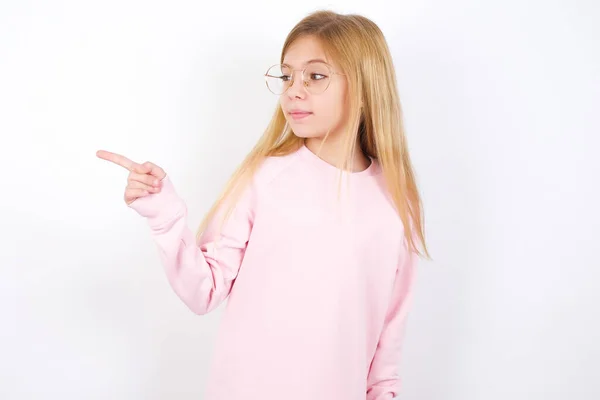 Bella Caucasica Bambina Indossa Maglione Rosa Contro Punti Sfondo Bianchi — Foto Stock
