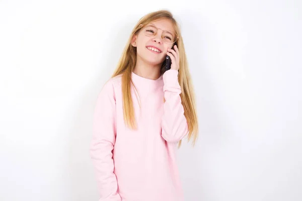 Αστεία Όμορφη Καυκάσιος Κοριτσάκι Φορώντας Ροζ Πουλόβερ Λευκό Φόντο Γελάει — Φωτογραφία Αρχείου