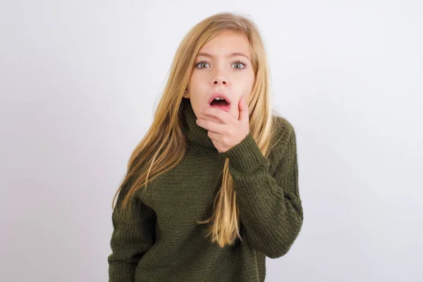 Nervioso Desconcertado Niña Caucásica Usando Suéter Punto Verde Contra Fondo — Foto de Stock