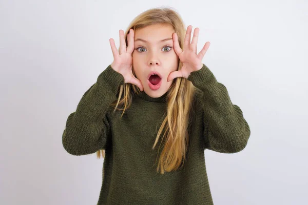 Niña Caucásica Usando Suéter Punto Verde Contra Fondo Blanco Con —  Fotos de Stock