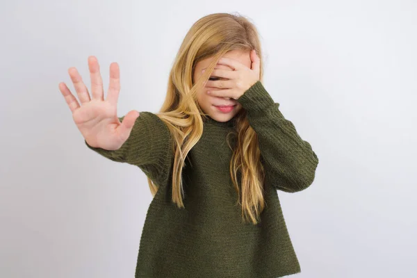 Niña Caucásica Vistiendo Suéter Punto Verde Contra Fondo Blanco Cubre —  Fotos de Stock