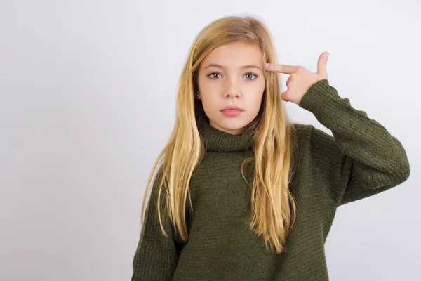Olycklig Vit Unge Flicka Bär Grön Stickad Tröja Mot Vit — Stockfoto