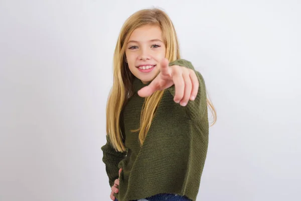 Menina Branca Usando Camisola Malha Verde Contra Fundo Branco Apontando — Fotografia de Stock