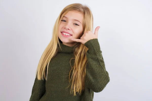 Menina Branca Usando Camisola Malha Verde Contra Fundo Branco Sorrindo — Fotografia de Stock