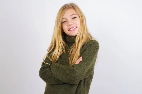 Biała Dziewczynka Ubrana Zielony Sweter Białym Tle Szczęśliwa Twarz Uśmiechnięta — Zdjęcie stockowe