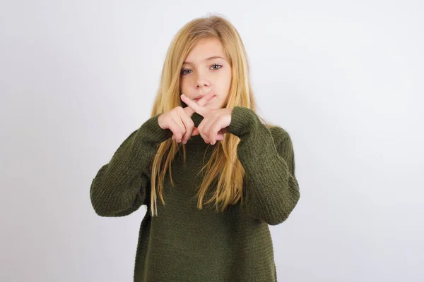 Menina Branca Usando Camisola Malha Verde Contra Fundo Branco Tem — Fotografia de Stock