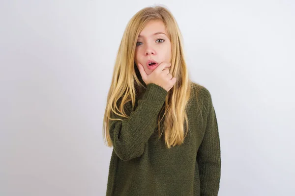 Niña Caucásica Vistiendo Suéter Punto Verde Sobre Fondo Blanco Pareciendo —  Fotos de Stock