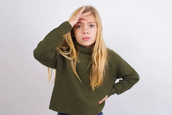Niña Caucásica Usando Suéter Punto Verde Contra Fondo Blanco Que —  Fotos de Stock