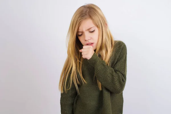 Niña Caucásica Usando Suéter Punto Verde Contra Fondo Blanco Sensación —  Fotos de Stock